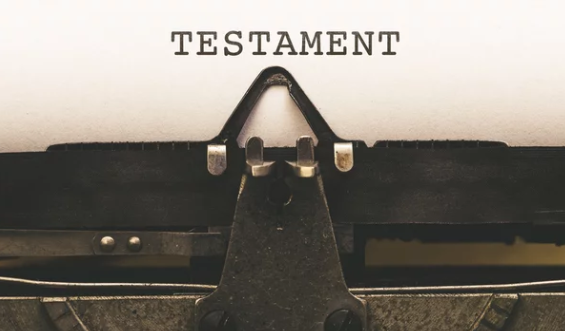 Testament in typletter op vel papier met deel van typemachine op het plaatje